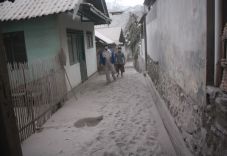 Bantuan material Kelud...