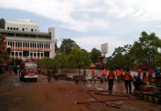 Banjir surut, jalan...