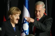 Foto Merkel berkumis...