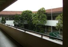 Dihukum guru, siswi...