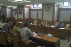 Terdapat tiga logo dan...