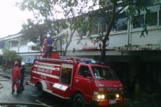 Enam toko di Pasar Ratu...