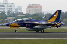 Pesawat TNI mendarat...