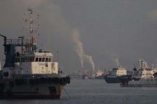 Tabrakan kapal laut...