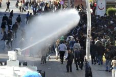 Polisi Turki bubarkan...