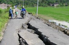Gempa 4,7 SR guncang...