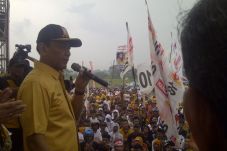 Di hadapan Wiranto,...