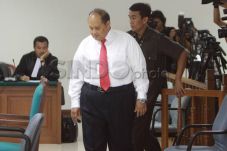 Mendadak sakit, sidang...