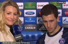 Hazard pakai jersey...
