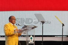 Golkar: Siapapun perlu...