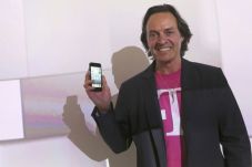 Bos T-Mobile tidak rela...