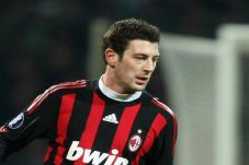 AC Milan pertahankan...