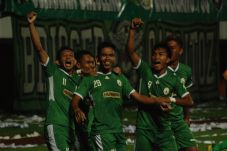 Elang Jawa berburu kiper...
