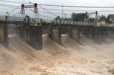 Tanggul darurat Sungai...