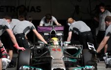 Hamilton sumringah keluar...