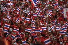 Dukung Yingluck, puluhan...
