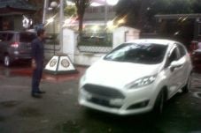 2 mobil Wakil Ketua...