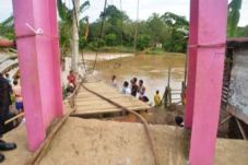 Jembatan gantung putus...
