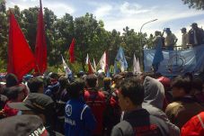 Ratusan buruh datangi...