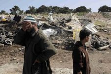 Buldozer Israel hancurkan...