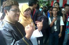 Aher nyoblos dengan...