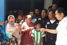 Di mata tetangga, HT...
