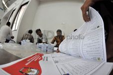 Kertas suara tercoblos,...