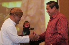 Kenang Asep Sunarya,...