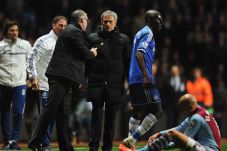 Protes keras wasit,...