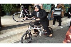 Risma blusukan sambil...