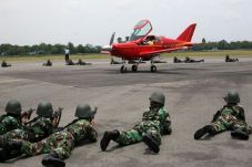 Pilot asing yang ditodong...
