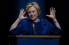 Asyik pidato, Hillary...