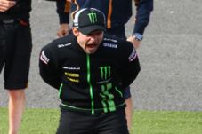 Crutchlow ngambek motornya...