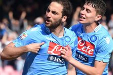 Hattrick Higuain bawa...
