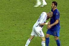 Tandukan Zidane nodai...