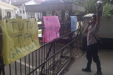 Puluhan orang demo di...