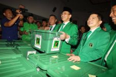 Soal pemecatan, RY wait...
