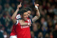 Giroud dedikasikan gol...