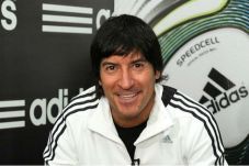 Zamorano ingin balik...