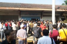 Penumpang KRL murka,...