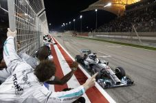 Hamilton bidik hattrick