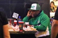 Makan burger, Mayweather...