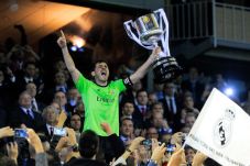 Casillas persembahkan...