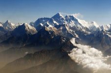 Salju Everest longsor,...