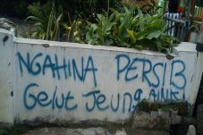 Polisi basmi atribut...