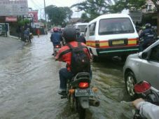 Diguyur hujan lebat,...
