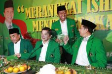 Geruduk PPP, massa minta...
