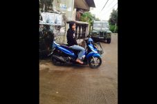 Perempuan ini mengojek...