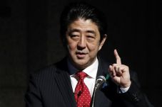 Sesajen PM Jepang ke...