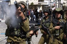 Bubarkan massa Palestina,...